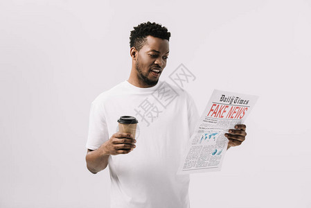 身持纸杯和阅读报纸的英俊的非洲男子图片