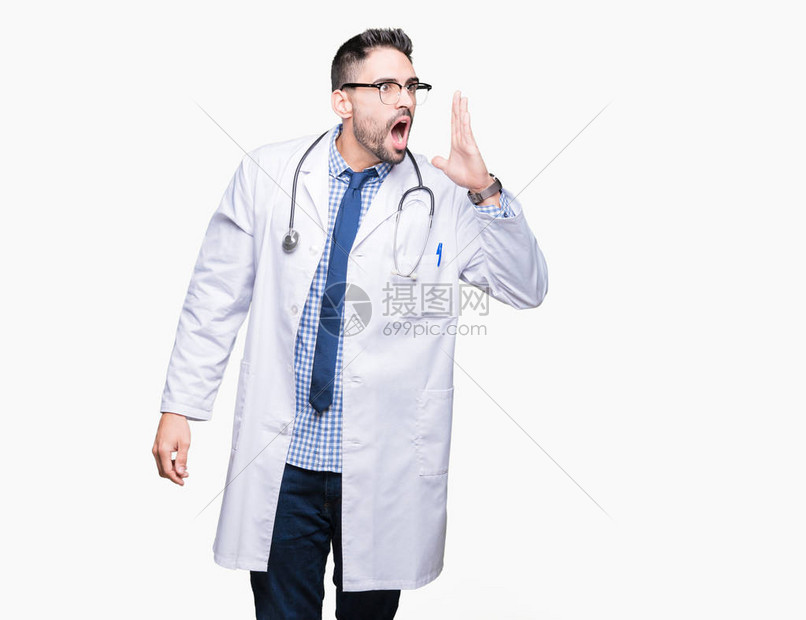 可爱的年轻医生在孤立的背景上大喊叫图片