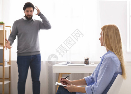 情绪紧张的男人谈心理治疗师的问题图片