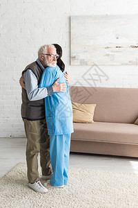 镇定的老人和护士拥抱站图片