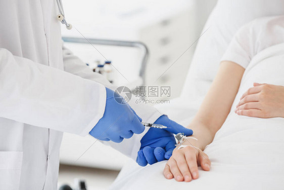 男医生在病房里与病人一起工作图片