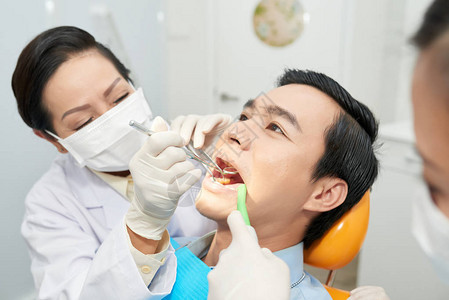 专业整牙师检查男患者图片