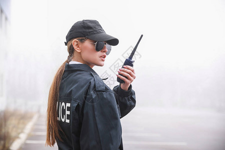 巡逻城市街道的女警察图片