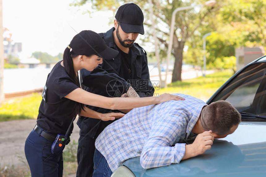 警察在户外逮捕罪犯图片