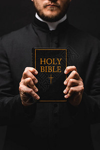 以圣经为圣经的牧师持有书本时图片