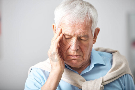 头发白闭眼头痛或疲倦时摸头的病老人图片