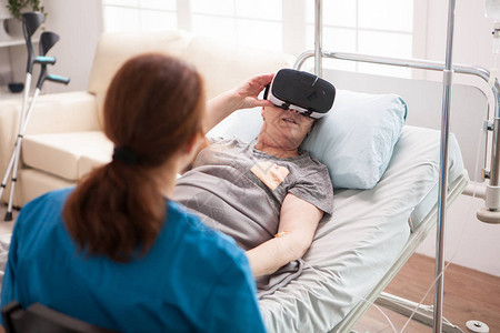 在养老院里用虚拟现实眼镜看背景图片