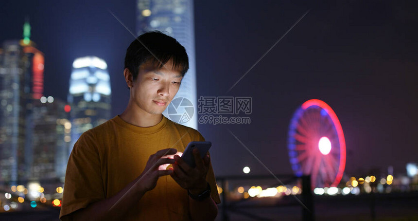 男子在夜间图片