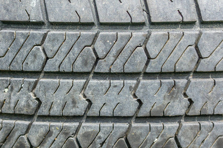轮胎修理店的二手车轮胎汽车维修服务中的旧轮图片