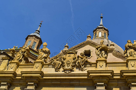 西班牙萨拉戈萨支柱部门圣母巴西大教堂外墙和圆顶的详情图片