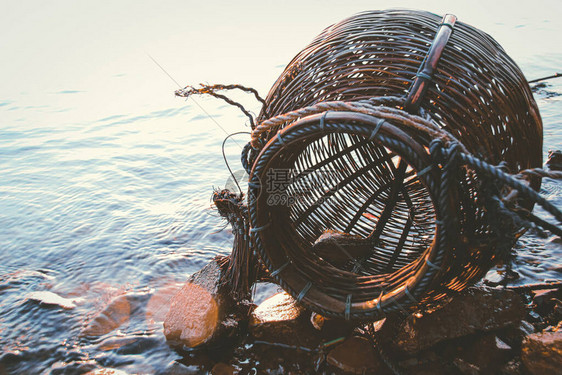 编织藤条或渔篮图片