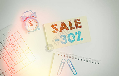 显示销售30的书写笔记商品促销价格为降价键盘的商业概念图片