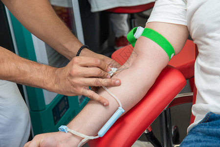 献血输血时的献血者将针插入静脉图片