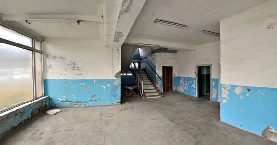 废弃的工厂楼梯间老建筑图片