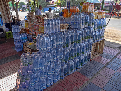 街头商店与瓶装水图片