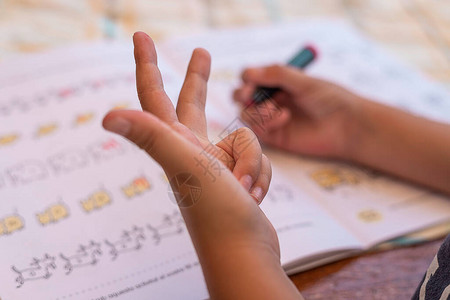 孩子的手一边数手指一边做数学男孩做背景图片