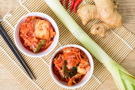 饭碗中的金菜卷配有素料和筷子韩国食品食图片
