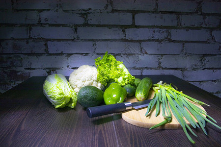 桌子上的有机蔬菜图片