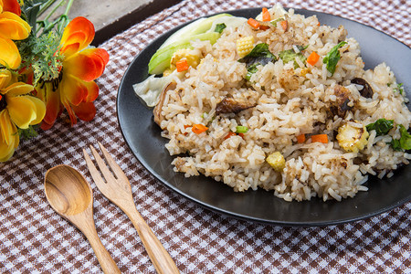 素食炒饭和勺子图片