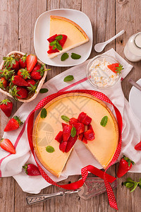 草莓芝士蛋糕和木图片