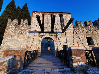布雷西亚城堡防护墙和塔台在美丽的阳图片