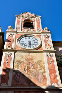 意大利贷款村历史中心时钟塔的图片