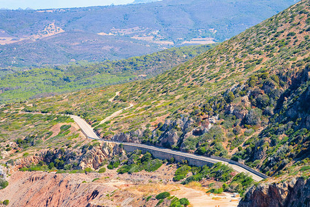 意大利撒丁岛卡利亚里附近卡利亚里高速公路的风景在路上与自然景观背景上图片