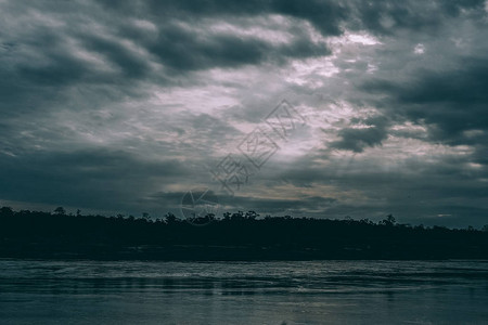 水流河在夜间流动和光线图片