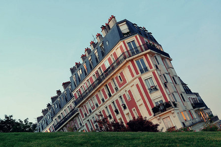 斜坡后面的法式建筑巴黎图片