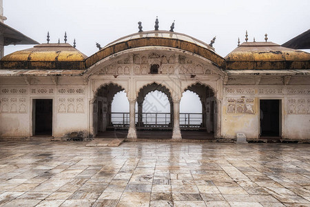 印度的阿格拉市罗珊堡在冬季雾中被夺图片