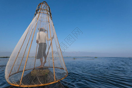 传统渔民在茵莱湖上的一艘船上腿划船渔民在阿西的茵莱湖缅甸图片