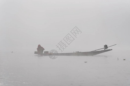 传统渔夫在位于亚洲缅甸湖NileLake缅甸的图片