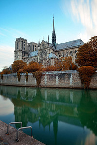巴黎塞纳河与法国巴黎圣母院大教堂图片