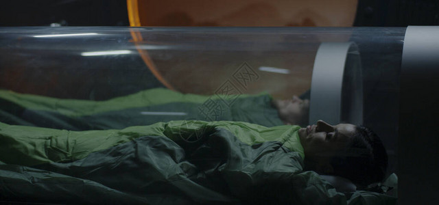 一名女和一位男宇航员在火星站玻璃胶囊中图片