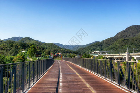 在南朝鲜拍摄的木制自行车道桥图片
