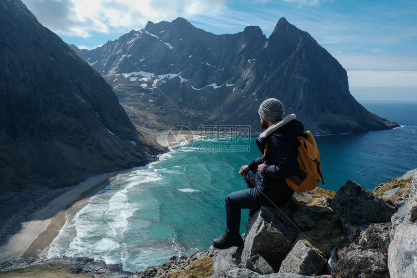 一个人坐在悬崖边缘独自享受空中观光的人搭背包的生活方式旅行探险在挪威外度暑假在Reinebri图片
