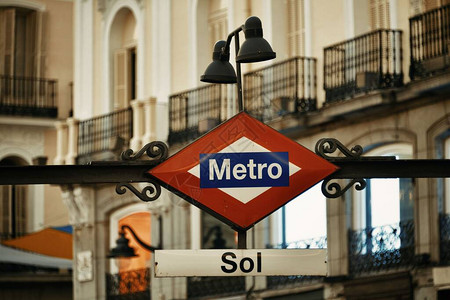 Sol车站的地铁标志图片