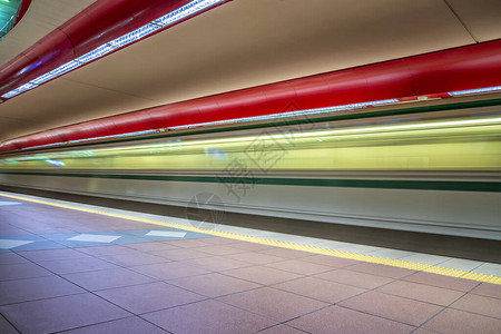 地铁列车在站的光迹图片