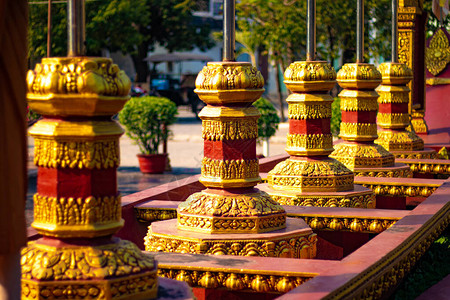 柬埔寨佛教寺庙建筑和雕像图片