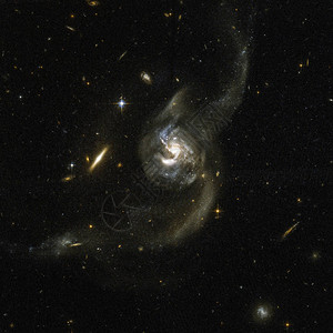 NGC6090是一对美丽的螺旋星系由纳萨提图片