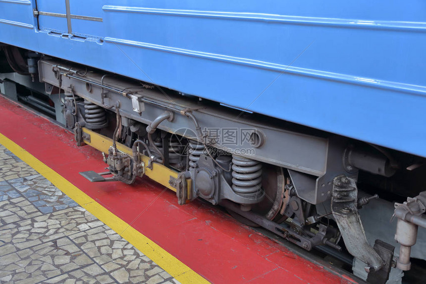 载有客运列车休克消震器的重型刹车图片