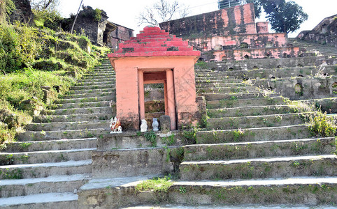 楼梯的红色寺庙AmbHamirpur印度图片
