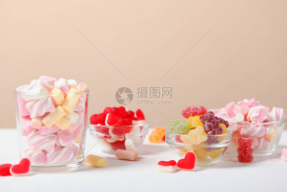 桌上有各种糖果和糖果在彩色图片