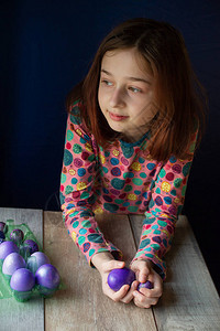 复活节快乐女孩和紫色的彩蛋复活节的传统少年图片