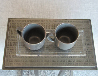 一个用两个空咖啡杯装饰的小边桌图片