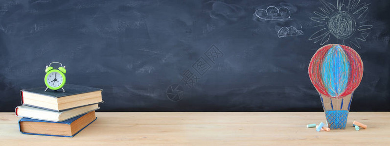 背回学校概念在教室黑板背景上用纸板手图片
