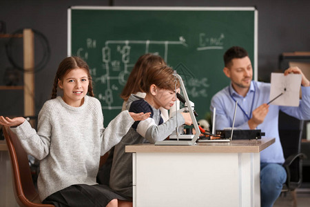 学生在教室里上物理课图片