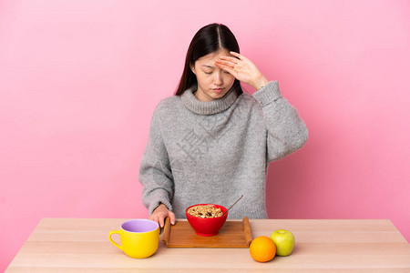 中华年轻女孩在有疲累和生病表情图片