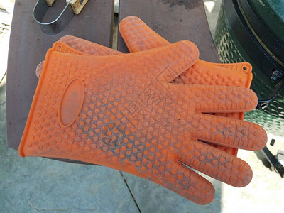 烤盘上的一副橙色耐热手套图片