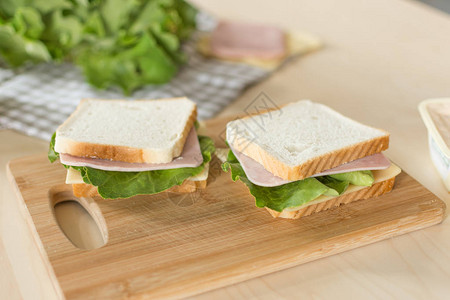 午餐三明治和生菜图片